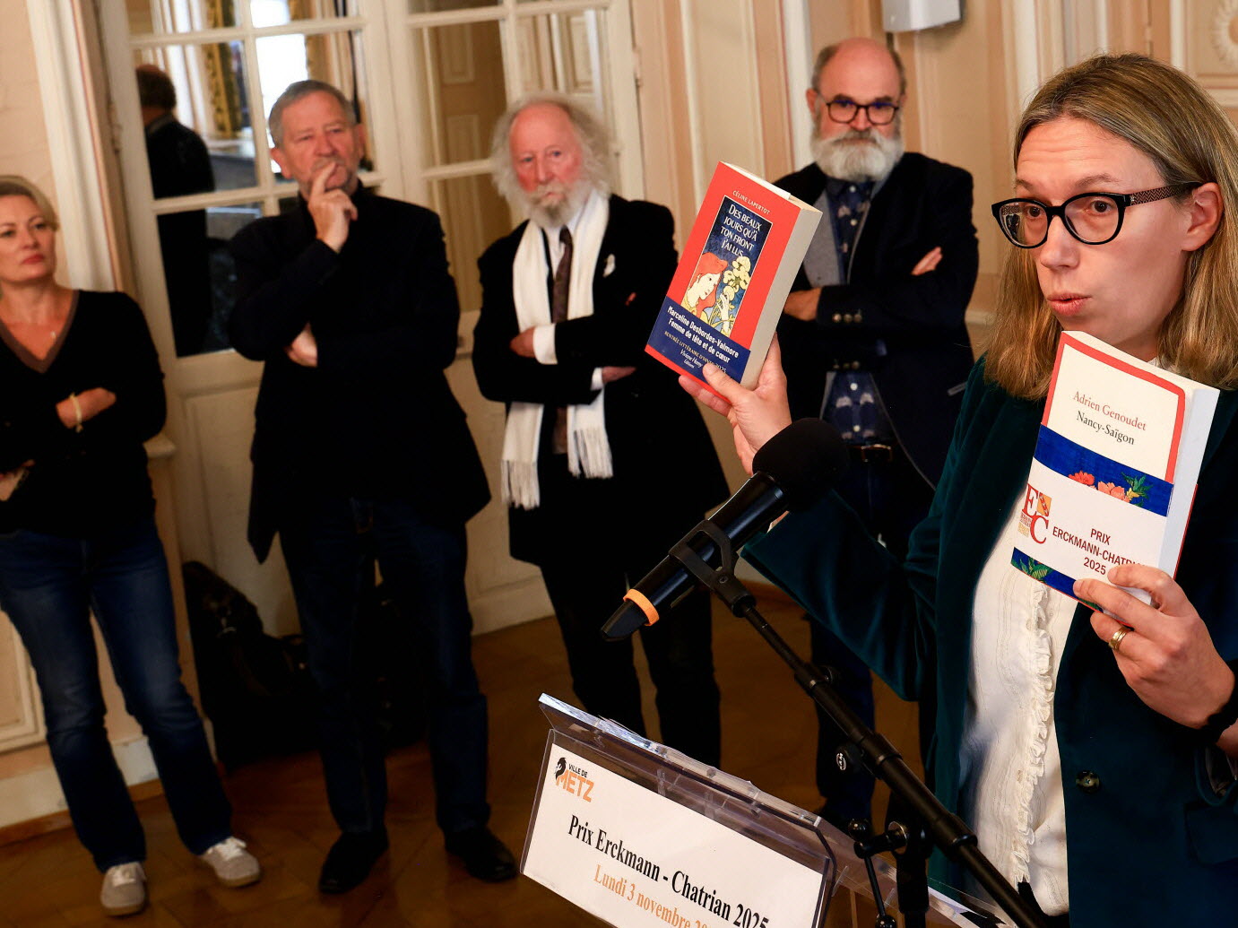 Fabienne Henryot a présenté les deux romans qui ont retenu l’attention du jury du prix Prix Erckmann-Chatrian, dont une partie se trouve au second plan. Photo Karim Siari.